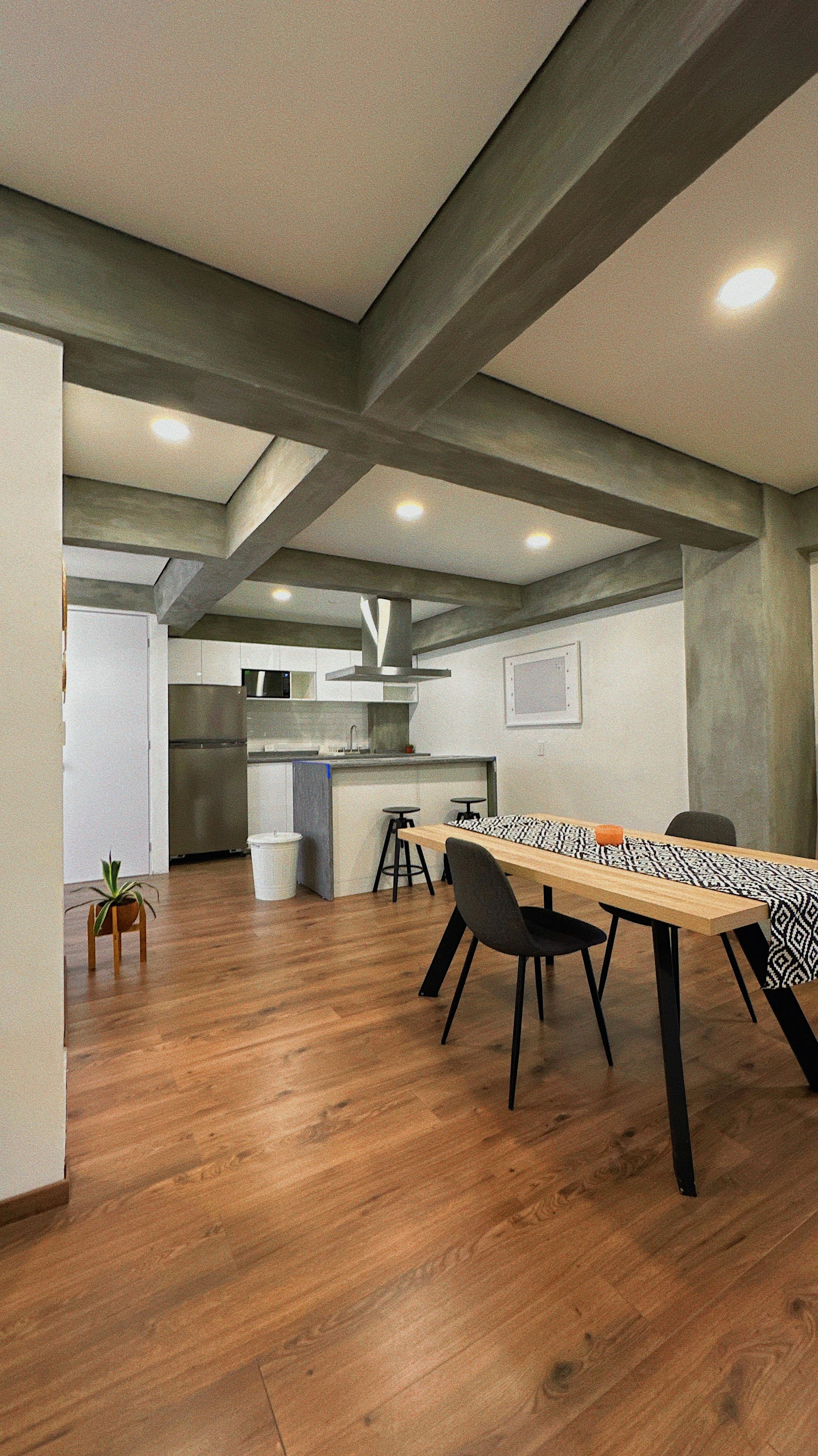 Sala remodelada con acabados modernos